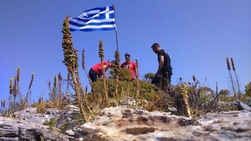 Ανατροπή: «Eίδα ένα γιοτ που έκανε βόλτες – Αυτοί την κατέβασαν την Κυριακή» – Λιμενικό: «Oύτε υπήρχε, ούτε υπάρχει ελληνική σημαία»